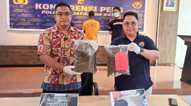 Saat pihak kepolisian dari Polres Jayapura Kota jumpa pers memperlihatkan tersangka dan barang bukti kepada media di Kota Jayapura. (KabarPapua.co/Imelda)