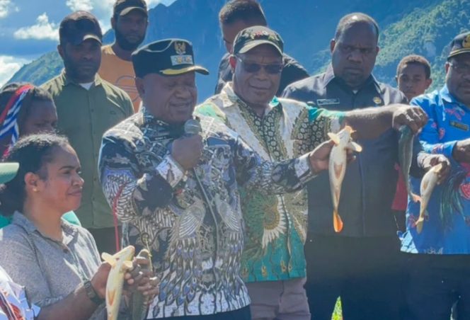 
					Wabup Jayawijaya  Ronny Elopere menghadiri panen raya ikan sekaligus meninjau budidaya cabai rawit lokal di Kampung Wikiloma Waga-Waga, Distrik Kurulu. (Foto dok: Kominfo Jayawijaya)
