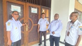 Wabup Kepulauan Yapen Roi Palunga saat melakukan sidak pelayanan publik di Kantor Kelurahan Serui Kota yang masih tutup saat jam kerja, Rabu, 24 Juni 2026. (Foto dok: Istimewa)