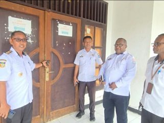Wabup Kepulauan Yapen Roi Palunga saat melakukan sidak pelayanan publik di Kantor Kelurahan Serui Kota yang masih tutup saat jam kerja, Rabu, 24 Juni 2026. (Foto dok: Istimewa)