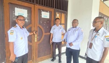 Wabup Kepulauan Yapen Roi Palunga saat melakukan sidak pelayanan publik di Kantor Kelurahan Serui Kota yang masih tutup saat jam kerja, Rabu, 24 Juni 2026. (Foto dok: Istimewa)
