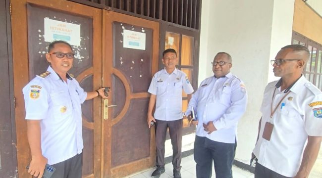 Wabup Kepulauan Yapen Roi Palunga saat melakukan sidak pelayanan publik di Kantor Kelurahan Serui Kota yang masih tutup saat jam kerja, Rabu, 24 Juni 2026. (Foto dok: Istimewa)