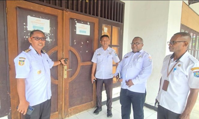 
					Wabup Kepulauan Yapen Roi Palunga saat melakukan sidak pelayanan publik di Kantor Kelurahan Serui Kota yang masih tutup saat jam kerja, Rabu, 24 Juni 2026. (Foto dok: Istimewa)