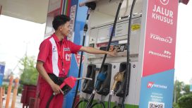 Petugas BBM. Foto: Pertamina