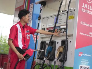 Petugas BBM. Foto: Pertamina