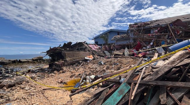 Rumah warga di kompleks nelayan di Biak Numfor yang hancur akibat ledakan bom. Foto: Humas Polda Papua 
