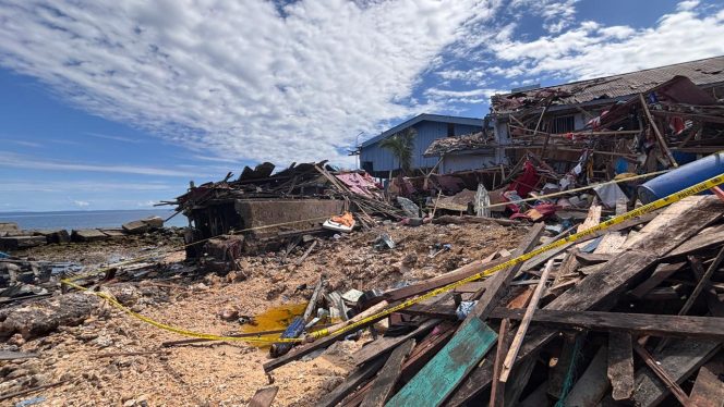 
					Rumah warga di kompleks nelayan di Biak Numfor yang hancur akibat ledakan bom. Foto: Humas Polda Papua 
