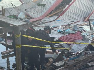 Polisi menyisir lokasi ledakan bom di Biak Numfor. Foto: Humas Polda Papua
