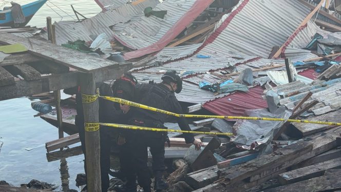
					Polisi menyisir lokasi ledakan bom di Biak Numfor. Foto: Humas Polda Papua