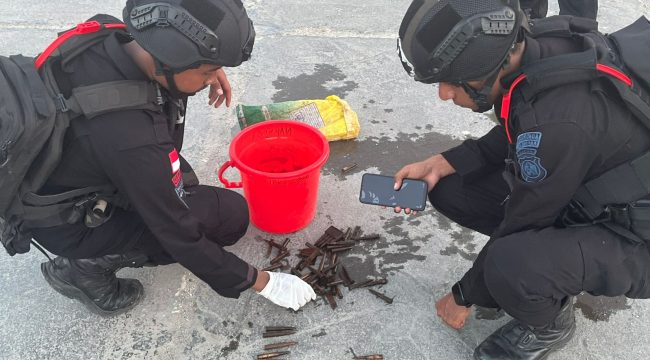 Sejumlah barang bukti yang ditemukan pascaledakan di kawasan perikanan Biak. Foto: Humas Polda Papua.