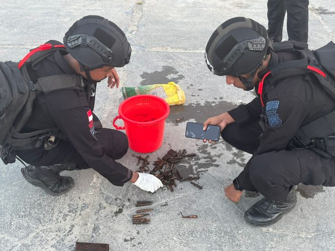 
					Sejumlah barang bukti yang ditemukan pascaledakan di kawasan perikanan Biak. Foto: Humas Polda Papua.