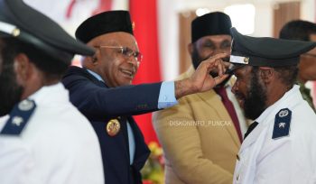 Bupati Puncak, Elvis Tabuni melantik 206 kepala kampung yang tersebar di  25 distrik. Foto: Diskominfo Puncak