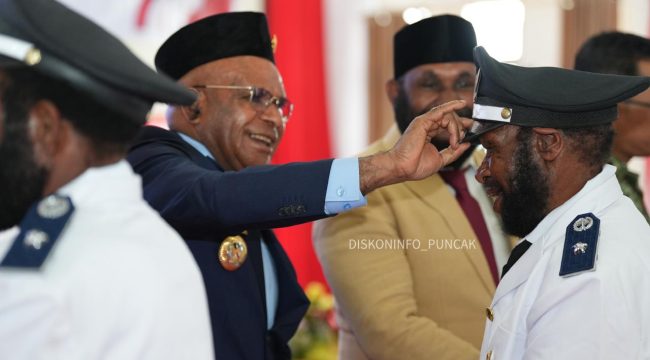 Bupati Puncak, Elvis Tabuni melantik 206 kepala kampung yang tersebar di  25 distrik. Foto: Diskominfo Puncak