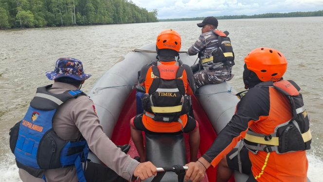 
					Pencarian Tim SAR Timika gabungan yang mencari keberadaan speedboat yang mengangkut buah apel tujuan Asmat. Foto: SAR Timika.
