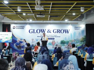 Direktur Utama Bank Mandiri Taspen memberikan sambutan pada kegiatan Glow & Grow dalam rangka memperingati Hari Purna Bhakti Nasional 2026 di Jakarta, Kamis (4/6/2026). Kegiatan ini merupakan bentuk komitmen Bank Mandiri Taspen dalam mendukung kesejahteraan Purna Bhakti  melalui edukasi kesehatan, pemberdayaan, dan peningkatan kualitas hidup agar tetap sehat, aktif, dan produktif. Foto: ist