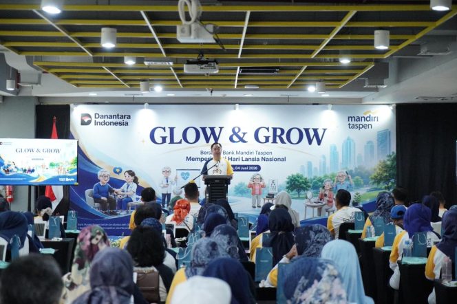 
					Direktur Utama Bank Mandiri Taspen memberikan sambutan pada kegiatan Glow & Grow dalam rangka memperingati Hari Purna Bhakti Nasional 2026 di Jakarta, Kamis (4/6/2026). Kegiatan ini merupakan bentuk komitmen Bank Mandiri Taspen dalam mendukung kesejahteraan Purna Bhakti  melalui edukasi kesehatan, pemberdayaan, dan peningkatan kualitas hidup agar tetap sehat, aktif, dan produktif. Foto: ist