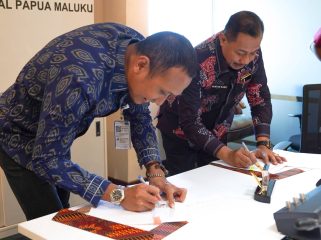 PT Pertamina Patra Niaga Regional Papua Maluku resmi menjalin kerja sama dengan Palang Merah Indonesia (PMI) Kota Jayapura melalui penandatanganan Perjanjian Kerja Sama (PKS) terkait kemanusiaan dan sosial. Foto: Pertamina Patra Niaga Papua dan Maluku.