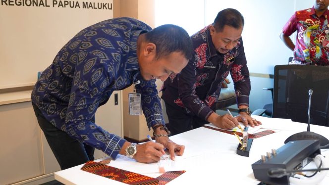 
					PT Pertamina Patra Niaga Regional Papua Maluku resmi menjalin kerja sama dengan Palang Merah Indonesia (PMI) Kota Jayapura melalui penandatanganan Perjanjian Kerja Sama (PKS) terkait kemanusiaan dan sosial. Foto: Pertamina Patra Niaga Papua dan Maluku.