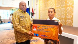 Gubernur Papua, Matius D. Fakhiri meluncurkan Kartu Pace Mace, Jumat 12 Juni 2926 di Kota Jayapura. Foto:Ist