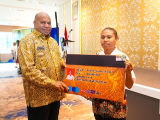 Gubernur Papua, Matius D. Fakhiri meluncurkan Kartu Pace Mace, Jumat 12 Juni 2926 di Kota Jayapura. Foto:Ist