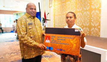Gubernur Papua, Matius D. Fakhiri meluncurkan Kartu Pace Mace, Jumat 12 Juni 2926 di Kota Jayapura. Foto:Ist