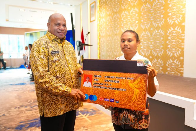 
					Gubernur Papua, Matius D. Fakhiri meluncurkan Kartu Pace Mace, Jumat 12 Juni 2926 di Kota Jayapura. Foto:Ist