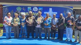 Bupati Jayawijaya Atenius Murip mendampingi peserta Pesparawi kontingwn Papua pegunungan di Manokwari
Foto: Media Bupati Jayawijaya.