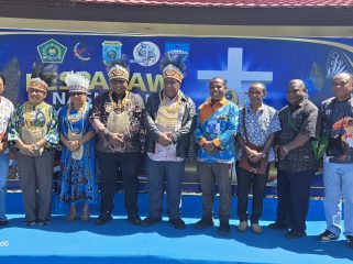 Bupati Jayawijaya Atenius Murip mendampingi peserta Pesparawi kontingwn Papua pegunungan di Manokwari
Foto: Media Bupati Jayawijaya.