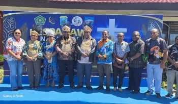 Bupati Jayawijaya Atenius Murip mendampingi peserta Pesparawi kontingwn Papua pegunungan di Manokwari
Foto: Media Bupati Jayawijaya.