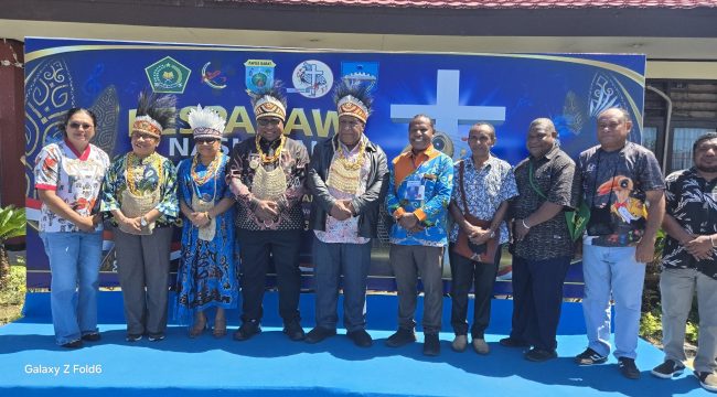 Bupati Jayawijaya Atenius Murip mendampingi peserta Pesparawi kontingwn Papua pegunungan di Manokwari
Foto: Media Bupati Jayawijaya.