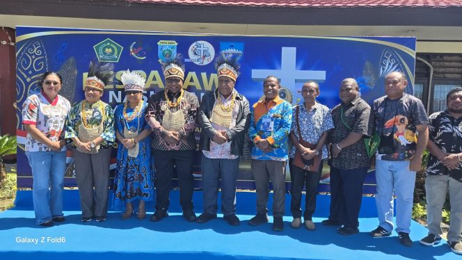 
					Bupati Jayawijaya Atenius Murip mendampingi peserta Pesparawi kontingwn Papua pegunungan di Manokwari
Foto: Media Bupati Jayawijaya.
