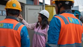 Dengan semangat kepemimpinan yang hadir di tengah tim, Manager ULP Manokwari Kota, Sirante Banne Ringgi (tengah), memastikan setiap aspek operasional kelistrikan berjalan sesuai standar. Ia tidak sekadar memberi instruksi, melainkan mendampingi tim secara langsung guna menjamin keandalan pasokan energi di wilayah kerjanya. Foto: PLN Papua 