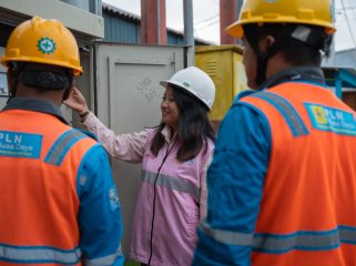 Dengan semangat kepemimpinan yang hadir di tengah tim, Manager ULP Manokwari Kota, Sirante Banne Ringgi (tengah), memastikan setiap aspek operasional kelistrikan berjalan sesuai standar. Ia tidak sekadar memberi instruksi, melainkan mendampingi tim secara langsung guna menjamin keandalan pasokan energi di wilayah kerjanya. Foto: PLN Papua 