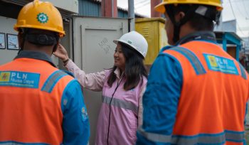 Dengan semangat kepemimpinan yang hadir di tengah tim, Manager ULP Manokwari Kota, Sirante Banne Ringgi (tengah), memastikan setiap aspek operasional kelistrikan berjalan sesuai standar. Ia tidak sekadar memberi instruksi, melainkan mendampingi tim secara langsung guna menjamin keandalan pasokan energi di wilayah kerjanya. Foto: PLN Papua 
