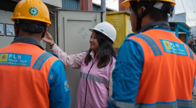 Dengan semangat kepemimpinan yang hadir di tengah tim, Manager ULP Manokwari Kota, Sirante Banne Ringgi (tengah), memastikan setiap aspek operasional kelistrikan berjalan sesuai standar. Ia tidak sekadar memberi instruksi, melainkan mendampingi tim secara langsung guna menjamin keandalan pasokan energi di wilayah kerjanya. Foto: PLN Papua 