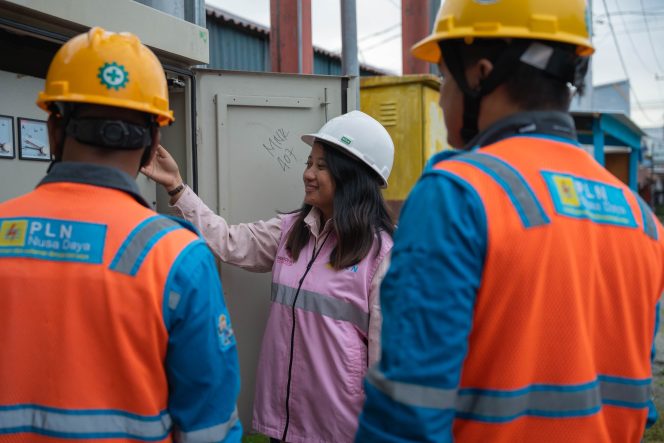 
					Dengan semangat kepemimpinan yang hadir di tengah tim, Manager ULP Manokwari Kota, Sirante Banne Ringgi (tengah), memastikan setiap aspek operasional kelistrikan berjalan sesuai standar. Ia tidak sekadar memberi instruksi, melainkan mendampingi tim secara langsung guna menjamin keandalan pasokan energi di wilayah kerjanya. Foto: PLN Papua 
