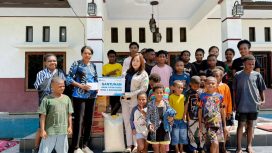 PLN Indonesia Power UBP Holtekamp, perusahaan memberikan santunan kepada anak yatim dan dhuafa di Panti Asuhan Pembawa Terang Holtekamp pada momen HUT ke-17. 