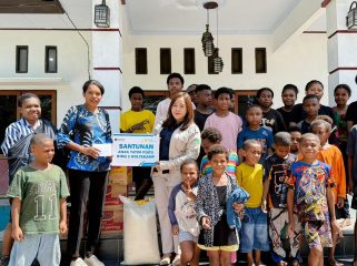 PLN Indonesia Power UBP Holtekamp, perusahaan memberikan santunan kepada anak yatim dan dhuafa di Panti Asuhan Pembawa Terang Holtekamp pada momen HUT ke-17. 