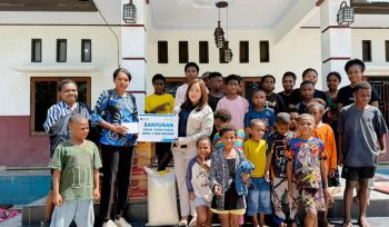 PLN Indonesia Power UBP Holtekamp, perusahaan memberikan santunan kepada anak yatim dan dhuafa di Panti Asuhan Pembawa Terang Holtekamp pada momen HUT ke-17. 