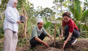 PT Bank CIMB Niaga Tbk (CIMB Niaga) terus memperkuat upaya pelestarian lingkungan dan pemberdayaan masyarakat melalui Program Konservasi Bambu Berkelanjutan. Foto: CIMB Niaga 