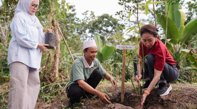 PT Bank CIMB Niaga Tbk (CIMB Niaga) terus memperkuat upaya pelestarian lingkungan dan pemberdayaan masyarakat melalui Program Konservasi Bambu Berkelanjutan. Foto: CIMB Niaga 