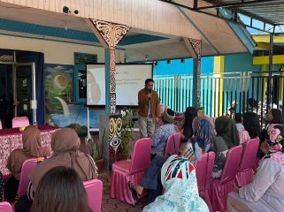 Suasana saat praktisi konten kreator memberikan edukasi tentang startegi pemasaran untuk menjangkau lebih banyak pembeli melalui media digital. Foto:PLN Papua