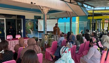Suasana saat praktisi konten kreator memberikan edukasi tentang startegi pemasaran untuk menjangkau lebih banyak pembeli melalui media digital. Foto:PLN Papua