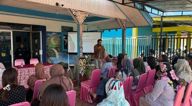 Suasana saat praktisi konten kreator memberikan edukasi tentang startegi pemasaran untuk menjangkau lebih banyak pembeli melalui media digital. Foto:PLN Papua