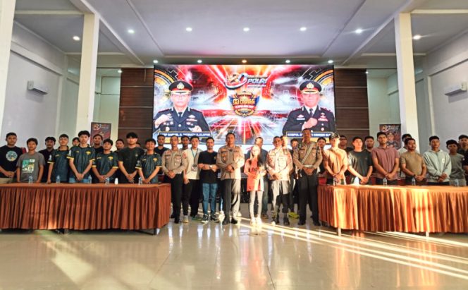 
					Kapolres Nabire, AKBP Samuel D. Tatiratu resmi membuka Turnamen Mobile Legends Kapolres Cup 2026. (KabarPapua.co/Agies Pranoto)