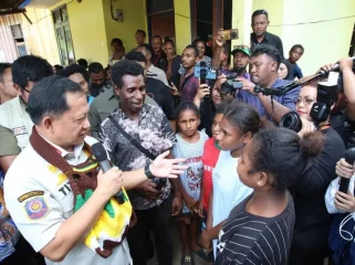 Menteri Dalam Negeri (Mendagri) Muhammad Tito Karnavian meninjau pelaksanaan program Bantuan Stimulan Perumahan Swadaya (BSPS) di Kampung Mosso, Kecamatan Muara Tami, Kota Jayapura, Papua, Minggu 21 Juni 2026. Foto: Humas Kemendagri 