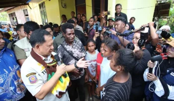 Menteri Dalam Negeri (Mendagri) Muhammad Tito Karnavian meninjau pelaksanaan program Bantuan Stimulan Perumahan Swadaya (BSPS) di Kampung Mosso, Kecamatan Muara Tami, Kota Jayapura, Papua, Minggu 21 Juni 2026. Foto: Humas Kemendagri 