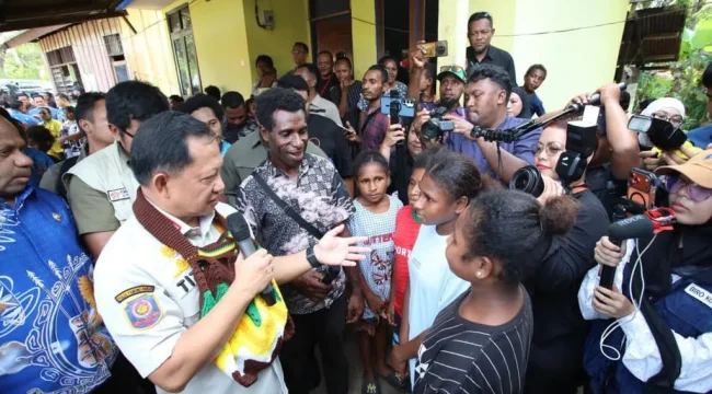 Menteri Dalam Negeri (Mendagri) Muhammad Tito Karnavian meninjau pelaksanaan program Bantuan Stimulan Perumahan Swadaya (BSPS) di Kampung Mosso, Kecamatan Muara Tami, Kota Jayapura, Papua, Minggu 21 Juni 2026. Foto: Humas Kemendagri 