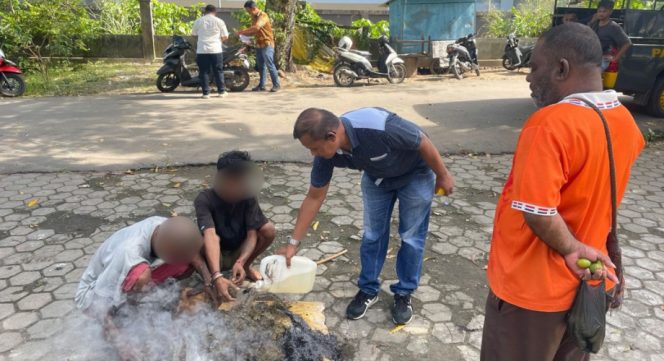 
					Polresta Jayapura Kota musnahkan ganja milik 2 WNA Papua Nugini. Foto: Humas Polresta Jayapura Kota 