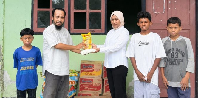
					PLN Indonesia Power (PLN IP) UBP Holtekamp menyalurkan santunan kepada anak yatim dan dhuafa di Pondok Pesantren Al Masthury YAPNI, Koya Timur, Distrik Muara Tami, Kota Jayapura, Papua pada momen 1 Muharam 1448 Hijriah atau Tahun Baru Islam. 